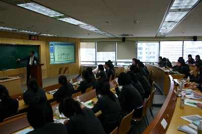 증권협회교육-서울여상은 37개 기관과 맺은 산학협력에 따라 다양한 실무교육을 제공하고 있다. 사진은 학생들이 증권협회에서 현장실무교육을 받고 있는 모습.