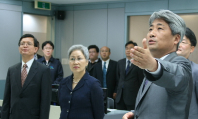 이경자 방통위원(가운데)이 황중연 정보보호진흥원장(왼쪽) 등과 함께 인터넷 침해사고 대응체계를 점검했다. 