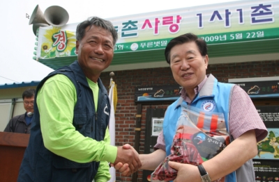 방통위 송도균 부위원장(오른쪽)과 오석인 마을 대표가 22일 푸른벗말 체험관에서 농촌사랑1사1촌 자매결연 협약식을 체결했다.