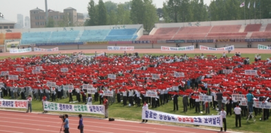 쌍용차 협력업체 채권단과 대리점 협의회 등 협력업체 4000여명이 5일 오전 평택 공설운동장에서 쌍용차의 조업 정상화 촉구 결의대회를 가졌다.