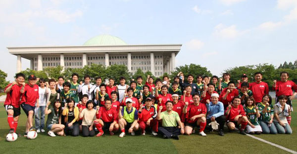 LG히다찌와 일본 히타치 직원들이 축구경기에 앞서 기념촬영을 하고 있다