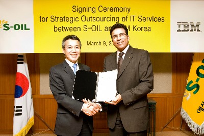 　이휘성 한국IBM 대표(왼쪽)는 아흐메드 에이 수베이 S-OIL 대표와 2016년까지 S-OIL의 정보시스템에 토털 아웃소싱 서비스를 제공키로 하고 조인서를 교환했다.