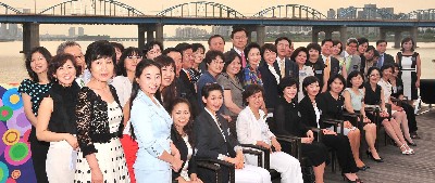 한국여성벤처협회 주관으로 28일 오후 서울 반포 마린 제페에서 열린 ‘여성벤처 비즈-토크 아카데미’에서 홍석우 중기청장을 비롯, 조윤선 의원, 김기문 중기중앙회장, 유창무 수출보험공사 사장 등 참석자들이 한강을 배경으로 기념촬영했다. 