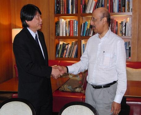 김대우 웰스컴 회장(왼쪽)이 압둘라 알마다니 베터트렌즈 그룹 최고경영자와 LDE 제품 수출 계약을 체결한 후 악수를 나누고 있다.