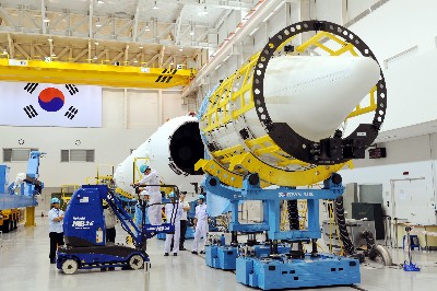 한국과 러시아 기술진들이 나로우주센터 종합조립동에서 나로호의 총 조립작업을 진행하고 있다.