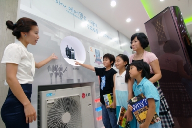 2일 서울 능동 어린이회관에서 열리고 있는 과학 체험전 와이파크 내 에어컨 과학 체험관을 찾은 어린이들이 에어컨의 원리에 대한 설명을 듣고 있다.  