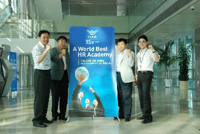 인천국제공항공사는 지식관리시스템인 ‘와이즈스타’를 개발한 데 이어 전사 확대를 추진하고 있다. 지식경영 업무를 담당하고 있는 역량개발팀의 양동헌 차장, 차규백 팀장, 김동철 차장, 박광식 대리.(왼쪽부터)