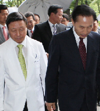  김대중 전 대통령을 병문안한 이명박 대통령이 11일 서울 신촌 세브란스 병원에서 김 전 대통령의 측근인 박지원 민주당 의원(왼쪽)과 박창일 연세의료원장의 안내로 병원으로 들어서고 있다.