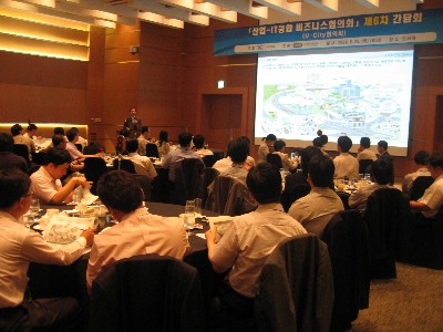 혁신형 중기단체들이 회원사간 새로운 융합 비즈니스 모델 창출 지원에 적극 나서고 있다. 벤처기업협회가 6월 양재동 EL타워에서 개최한 산업IT융합 비즈니스협의회 모습.