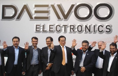 지난 12일 이란 테헤란에서 열린 딜러쇼에서 이성 대우일렉 사장(가운데)이 중동지역 바이어들과 자리를 함께 했다.