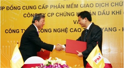 구한서 동양시스템즈 대표(왼쪽)와 브이 으엉땅 베트남 PSI증권 대표가 증권 솔루션 공급계약을 체결하고 있다.