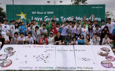 LG전자는 20일 서울 한강공원 잠원지구에서 참가 청소년들의 팀워크를 다지는 팀 마라톤 및 환경보호에 동참하자는 슬로건을 새기는 핸드프린팅 행사를 진행했다.