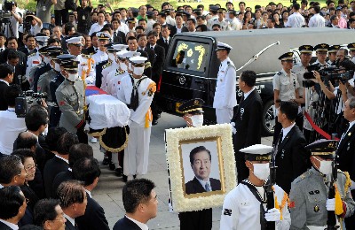 　故 김대중 전 대통령 분향소가 국회에 마련된 가운데 20일 오후 서울 신촌 세브란스병원을 떠난 운구행렬이 국회에 도착하고 있다.