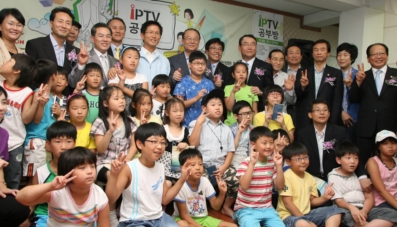 최시중 방통위 위원장(뒷줄 가운데)과 김문수 경기도지사(중앙 왼쪽), 이상훈 KT 사장(중앙 오른쪽), 김인규 한국디지털멀티미디어산업협회 회장(중앙에서 오른쪽으로 두번째), 임해규 의원(뒷줄 왼쪽에서 두번째) 등은 24일 부천시 심곡지역아동센터 IPTV 공부방 개소식에 참여, 어린이들과 함께 공부방 개소를 축하하고 격려했다.