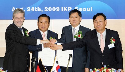 　이완구 충남지사와 윤흥구 LS파워세미텍 대표 등이 24일 서울 인베스트코리아플라자(IKP)에서 ‘가전용 지능형 전력용 반도체 모듈(CIPOS)’ 천안 생산공장 건립을 위한 양해각서(MOU)를 체결했다. 왼쪽부터 마티아스 루드비히 인피니언테크놀로지스코리아 대표, 이완구 충남지사, 윤흥구 LS파워세미텍 대표, 박한규 천안시 부시장.