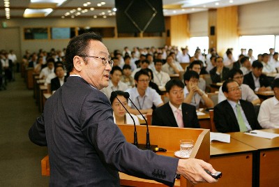 사공일 무협 회장 “출구전략은 시기상조”