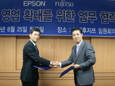 김방신 한국후지쯔 사장(오른쪽)과 쿠로다 타카시 한국엡손 사장이 쿠폰마케팅 시스템 사업을 위한 조인식을 체결했다.