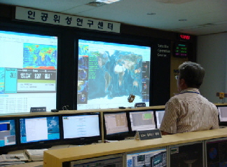  26일 오전 4시 30분 위성과의 첫교신을 기대하던 KAIST 인공위성연구센터 김태권 행정실장이 혹시라도 위성 궤적이 화면에 올라올까 홀로 지켜보는 뒷모습이 애처럽다.