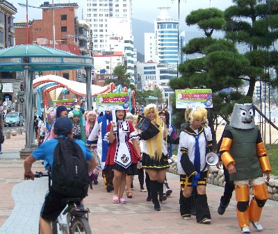 "2일 `로보월드 부산`에서 보이소"