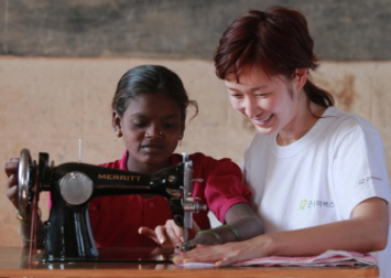 암밤마(왼쪽)가 변정수씨로부터 재봉틀 사용법을 익히며 즐거워하고 있다.