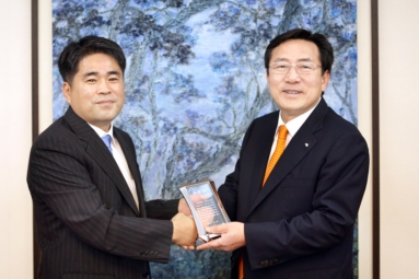  홍명기 중소기업청 노동조합 위원장이 김기문 중소기업중앙회 회장(오른쪽)에게 감사패를 전달하고 악수를 하고 있다.