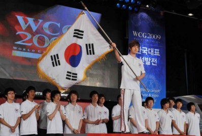 30일 WCG 2009 한국대표선수단 발대식에서 스타크래프트 종목의 김택용 선수가 태극기를 흔들고 있다.