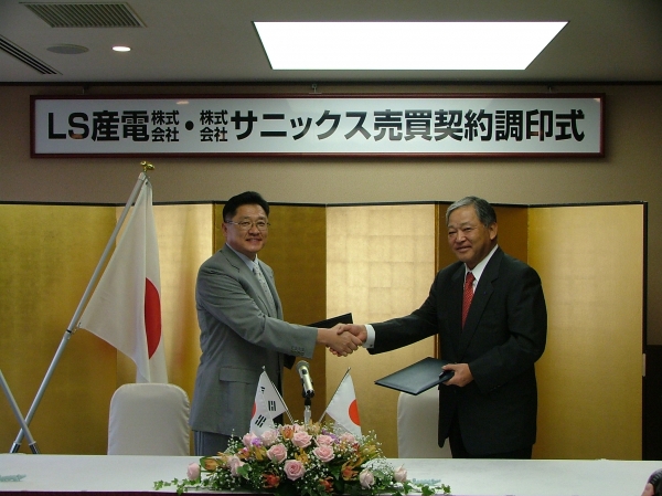 구자균 LS산전 사장(왼쪽)과 무네야마 신이치 사닉스사장이 태양광 발전시스템 공급계약을 맺고 악수를 하고 있다.