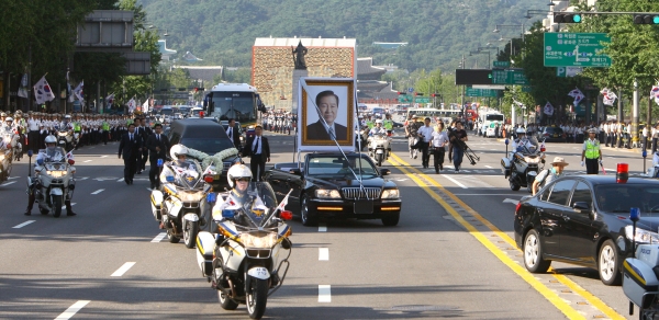 [김대중 전 대통령 국장]청와대 뒤로 하고 떠나는 운구행렬