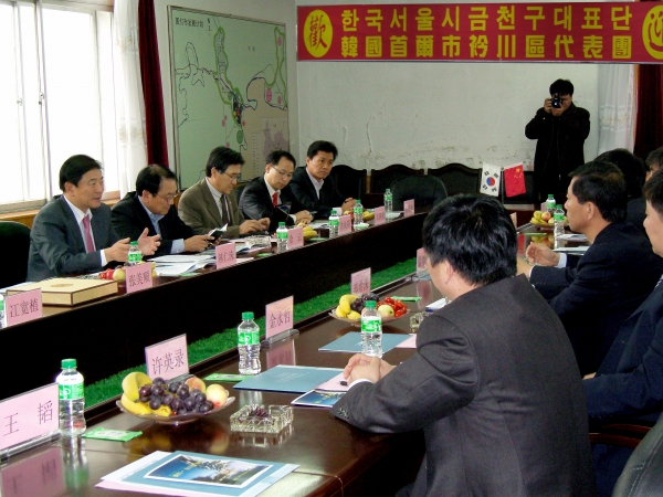 한인수 금천구청장(왼쪽 첫번째)이 G밸리 업체 대표단과 함께 중국 도문시를 방문, 교류협력 방안을 제안하고 있다.