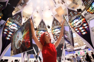 IFA 2009 전시를 널리 알리기 위해 활동하고 있는 미스 IFA가 삼성전자 부스에서 총 140대의 LED TV로 초대형 꽃을 형상화한 Digital Leaves 조형물(Monument) 아래에서 꽃 모습의 포즈를 취하고 있다.