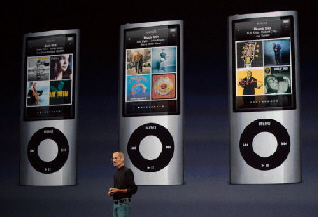  지난 6월말 업무에 복귀한 후 공식 석상에 처음으로 모습을 드러낸 스티브 잡스 애플 CEO가 직접 새로운 ‘아이팟 나노’를 설명하고 있다.