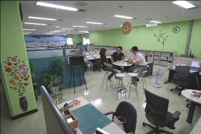 LG전자 창원공장에 때아닌 사무실 인테리어 공사가 한창이다. 창의와 자율 분위기를 위해 바뀐 사무실 내부 풍경.