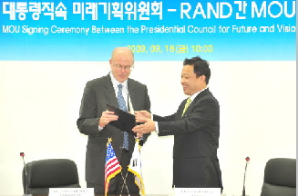 곽승준 미래기획위원장(오른쪽)과 제임스 A 톰프슨 RAND 연구소장이 공동연구 수행에 관한 양해각서를 18일 광화문 미래기획위원회에서 교환했다. 미래기획위원회는 이번 MOU 교환으로 외교안보·에너지·인구·환경·과학기술 등 RAND 연구소가 갖고 있는 세계 최고 수준의 분석능력을 활용할 수 있을 것으로 기대하고 있다.
박지호기자 jihopress@etnews.co.kr