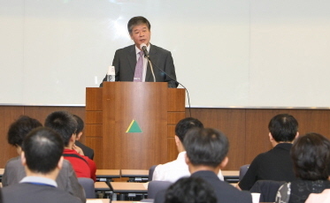 정윤 이사장이 과학수학 교과교실제 교원 워크숍에서 인사말을 하고 있다.