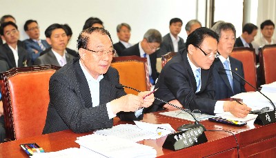 최시중 방통위원장, 이통 요금 인하 해법은...