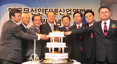 　한국무선인터넷산업협회 창립기념식이 지난 25일 서울 세종문화회관에서 열린 가운데 초청 인사들이 축하 케익을 자르고 있다. 왼쪽부터 양유석 청와대 비서관, 이용경 의원, 진성호 의원, 최시중 방통위원장, 김경선 한국무선인터넷산업협회장, 고흥길 문방위원장, 전병헌 의원, 오해석 청와대 IT특보.