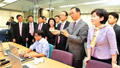 　30일 최시중 방송통신위원장이 서울 가락동의 세아네트웍스를 방문, 와이브로장비 시험실을 둘러보며 관계자로부터 설명을 듣고 있다. 최위원장은 이에 앞서 잠실 올림픽파크텔에서 25개 IT중소벤처 대표와 간담회를 갖고 현안에 대한 업계의 의견을 수렴했다. 