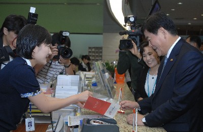 최경환 장관, 취임후 첫 우편물류 상황 점거