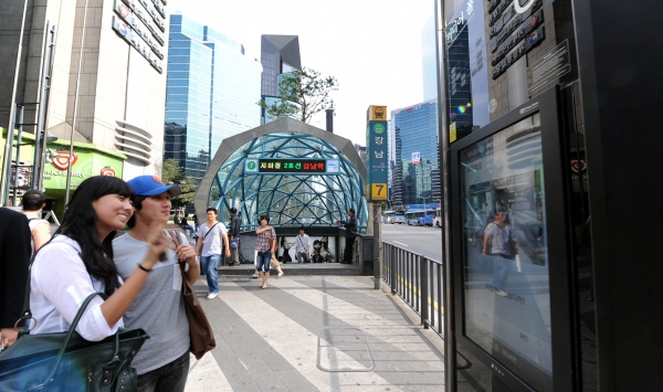 u거리로 되살아난 강남대로