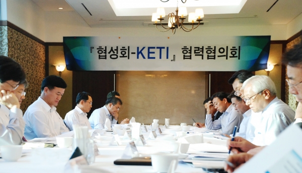 최평락 KETI 원장(왼쪽에서 세번째)과 이세용 협성회장(오른쪽에서 세번째) 등 양 기관 참석자들이 첫 협력협의회를 열고 각종 협력사항을 논의하고 있다. 