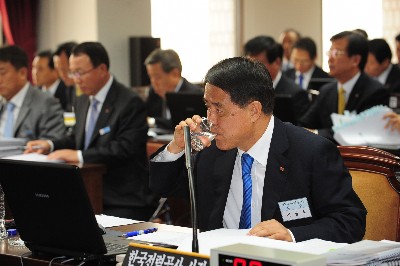 12일 서울 삼성동 한국전력 대회의실에서 열린 한전 국정감사에서 김쌍수 한전 사장이 질문을 받는 도중 물을 마시고 있다.