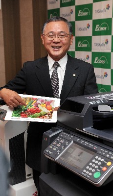 　교세라미타 한국법인을 설립한 코마구치 키츠미 대표가 한국시장 공략을 위한 주력제품인 컬러 복합기를 소개하고 있다.