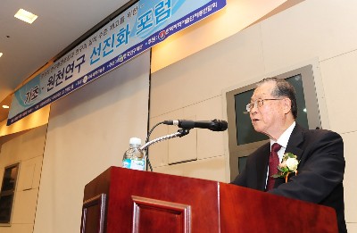 교과부와 한국연구재단이 15일 이화여대에서 개최한 ‘기초원천연구 선진화 포럼’에 많은 산학연 관계자들이 참여해 정부의 기초연구 선진화 방안에 높은 관심을 나타냈다.