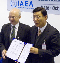  김종신 한국수력원자력 사장(오른쪽)과 유리 소콜로프 국제원자력기구(IAEA) 사무차장이 29일 오스트리아 비엔나에서 상호 기술협력을 위한 협정을 맺은 뒤 협약서를 들어 보이고 있다.