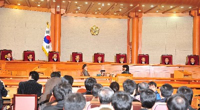 　29일 미디어법 국회통과절차와 관련한 적법 여부를 판결하기 위해 대심판정에 모인 재판관들이 굳은 표정으로 앉아 있다. 헌재는 이날 판결문에서 지난 7월 국회 미디어법 처리 과정에서 야당 의원들의 법률안 심의·표결권 침해는 인정되나 개정 미디어법은 유효하다는 취지의 판결을 내렸다.
 박지호기자 jihopress@etnews.co.kr
 