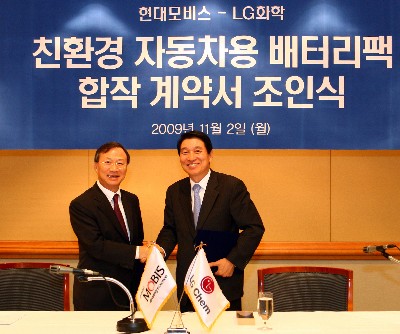 김동진 현대모비스 부회장(왼쪽)과 김반석 LG화학 부회장이 2일 친환경자동차용 배터리 팩 관련 합작사 설립에 관한 계약을 체결한 뒤 악수하고 있다.