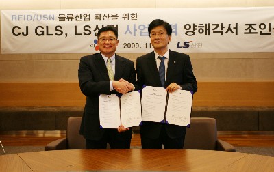 구자균 LS산전 대표(왼쪽)와 민병규 CJ GLS 대표가 RFID/USN 사업협력을 위한 MOU를 체결했다.