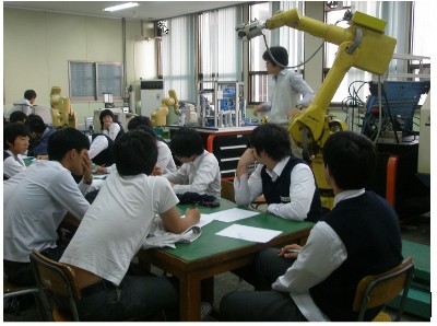 　기능인력이 국가 미래를 짊어질 기술인재로 커나갈 수 있도록 제1회 중소기업기술인재대전이 서울 양재동 aT센터에서 18일 개막된다. 전문계고 학생이 로봇 실습을 하고 있다.