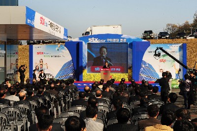 구미산단에 국내외 기업들의 투자가 이어지고 있다. 사진은 이달 초 개최된 STX솔라 구미공장 준공식 장면.