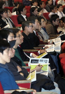 [성공 취업의 동반자 `i커리어`] (6)해외로 눈을 돌리자